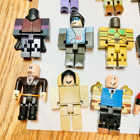 Roblox Assorted Figures & Pets Lot(24) Some Rare Some Incomplete Jazwares - Picture 4 of 10